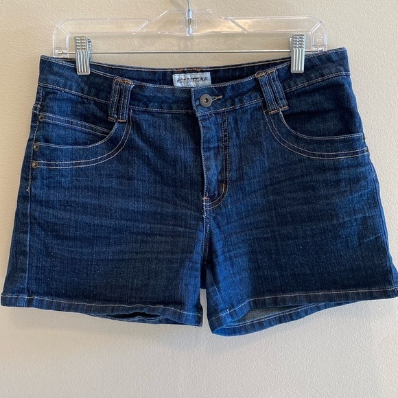 Hot Bottoms Denim shorts embroidered pockets zip button closure 5 pocket 32 - Picture 1 of 8